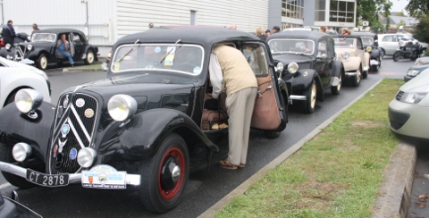 rencontre d'autres voitures anciennes.jpg